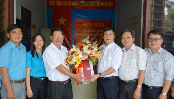 Bí thư Huyện ủy DMC- Chúc mừng Trung tâm Văn hóa- Thể thao và Truyền thanh huyện nhân Ngày Báo chí Cách mạng Việt Nam